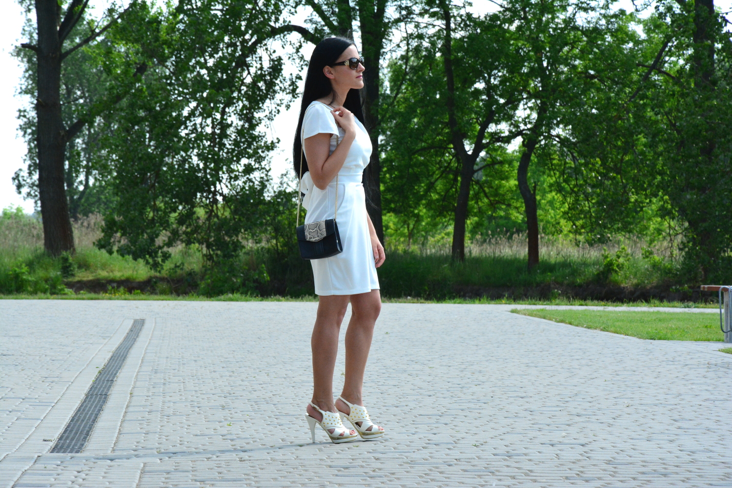 biała elegancka sukienka