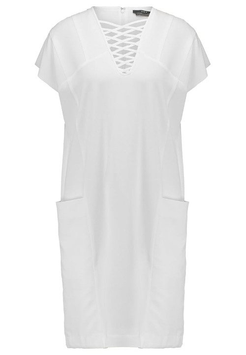 biała sukienka z wiązaniem