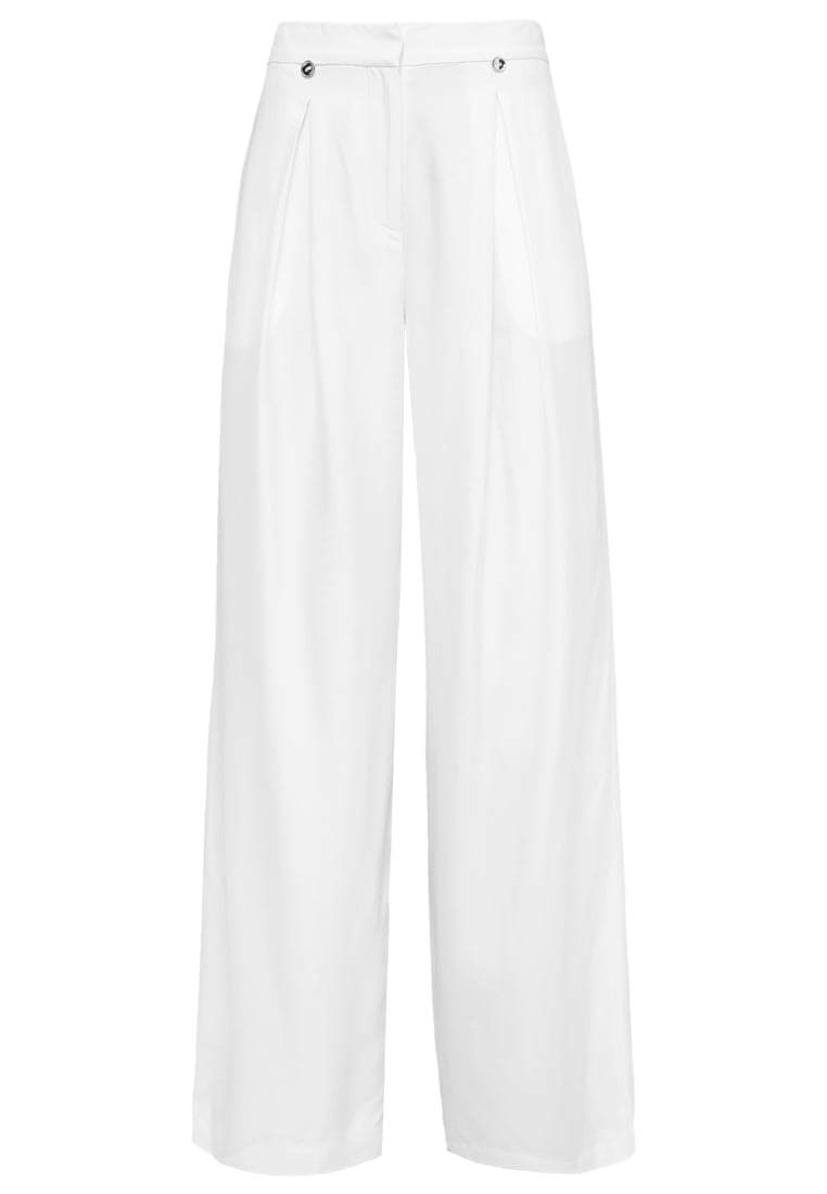 białe szerokie spodnie