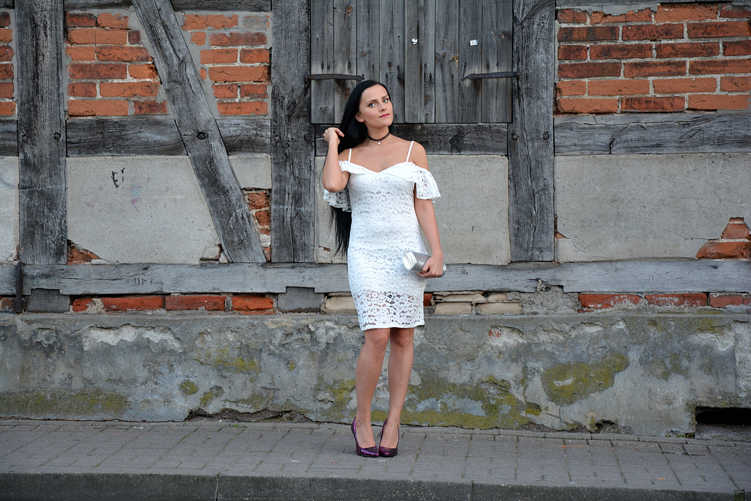 biała koronkowa sukienka stylizacja