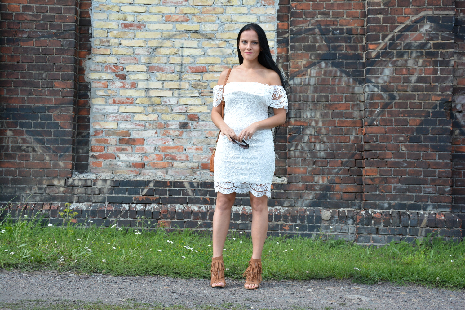 biała sukienka z odsłoniętymi ramionami