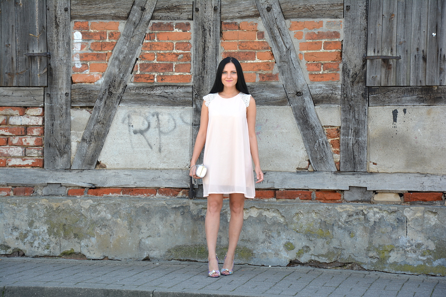 jasnoróżowa sukienka blog