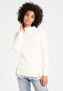 biały sweter z koronką