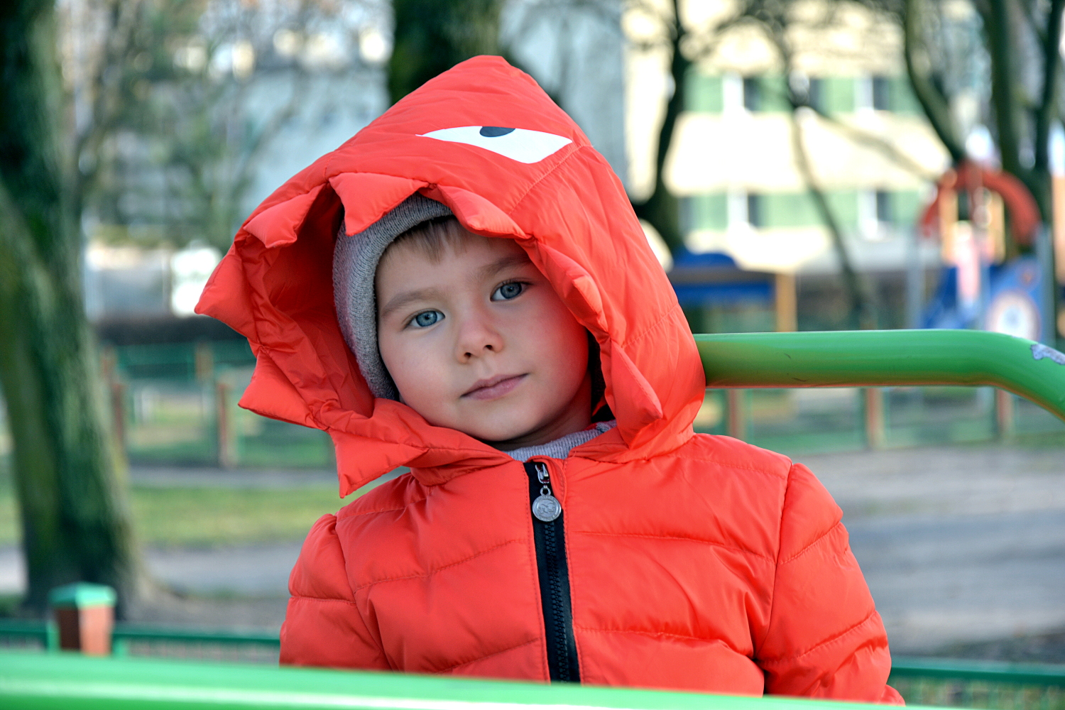 czerwona kurtka dla dziecka