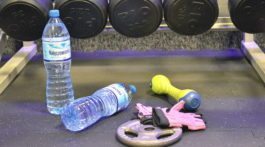 ćwiczenia z butelką wody