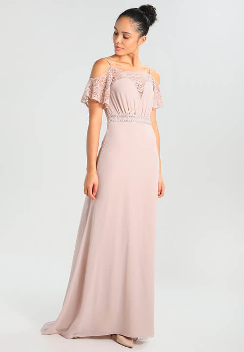 długa różowa suknia z odkrytymi ramionami