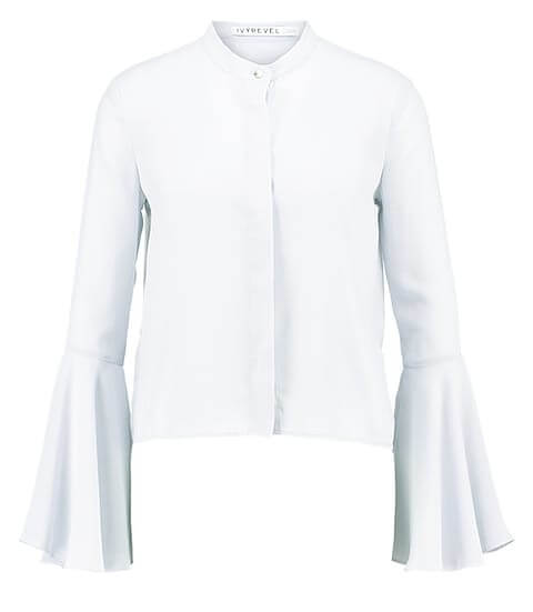 biała koszula z rozszerzanymi rękawami