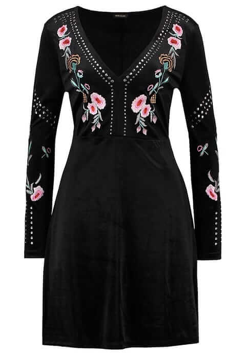 czarna sukienka z haftowanymi kwiatami