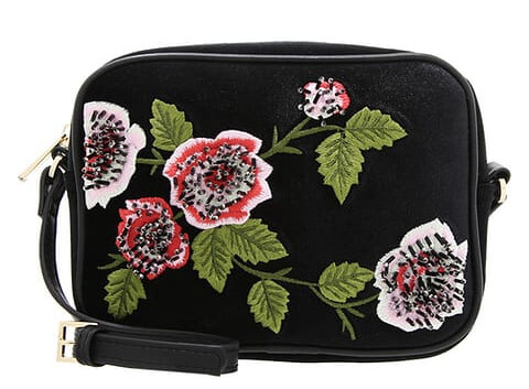 czarna torebka haftowana w kwiaty