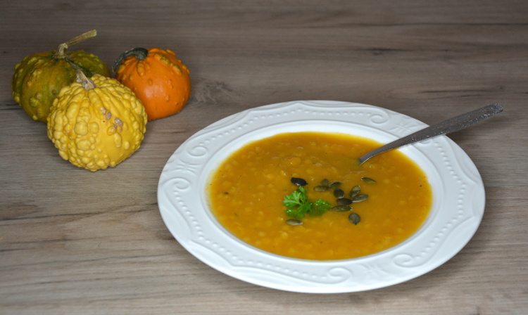 wegańska zupa z dyni i soczewicy